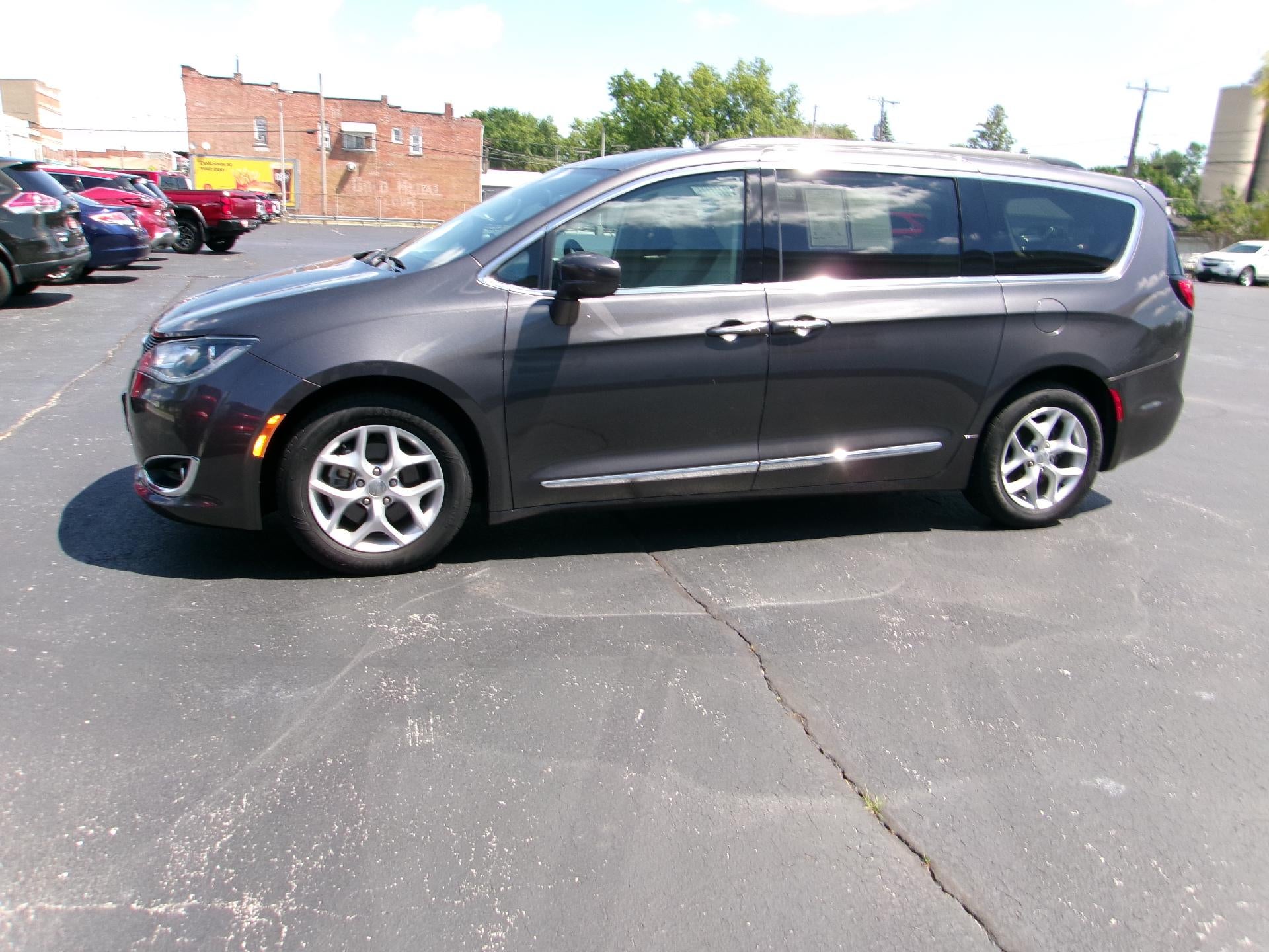 2017 Chrysler Pacifica Touring-L's photo