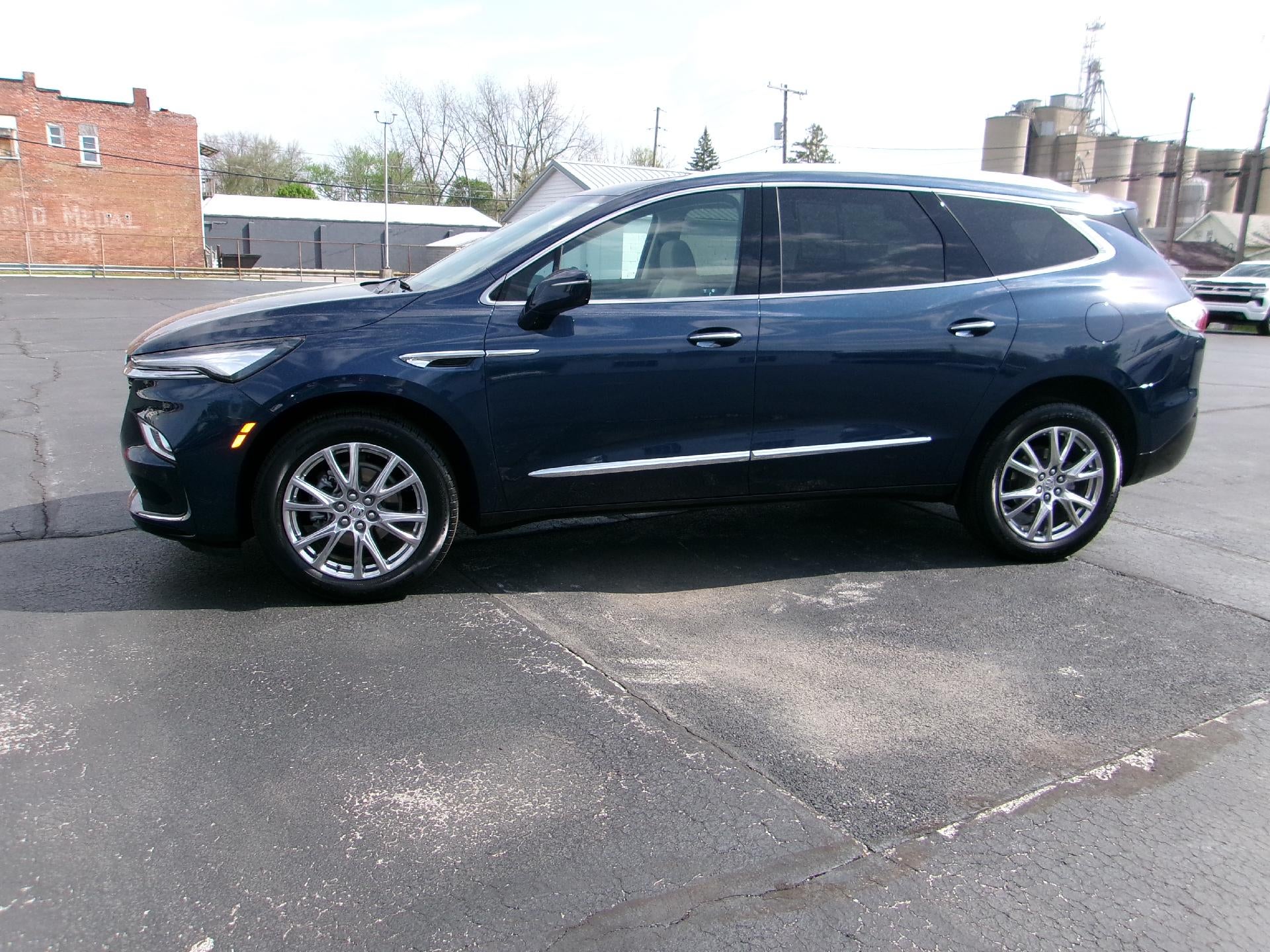 2023 Buick Enclave Essence's photo